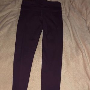 A pair of maroon leggings that are in great quality
